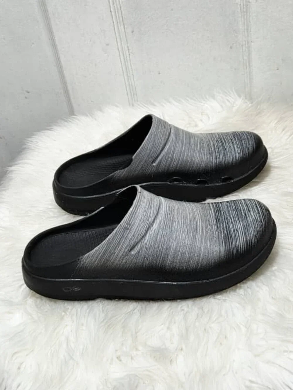 OOFOS OOcloog Luxe Recovery Clogs Gray Stripe Women's 9 Men's 7